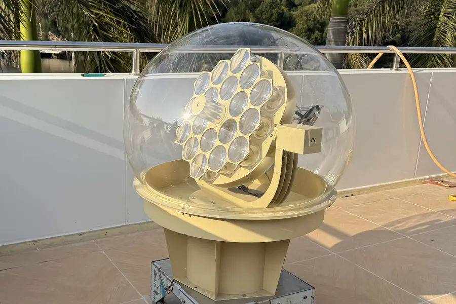 光纤导光采光系统的核心目标，是在不将太阳能转换为电能的前提下，将室外的直射太阳光直接引入建筑内部。 与天窗或光导管（TDD）不同，这类系统依赖的是精确的光学耦合、全反射传输以及高精度太阳追踪机制，从而在长距离条件下仍能维持可用照度。